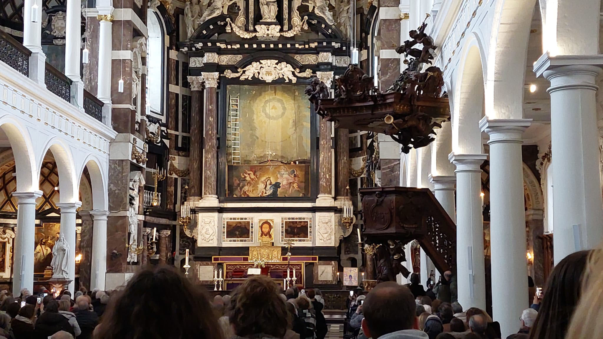 Traditionele schilderijwissel in Sint-Carolus Borromeuskerk lokt veel bezoekers